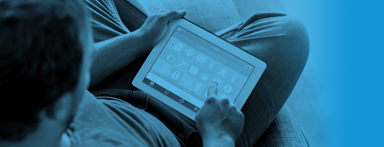Mann mit Tablet
