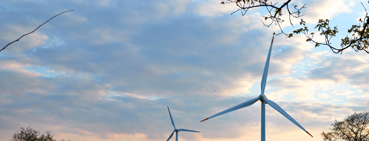 Windräder in einer Landschaft