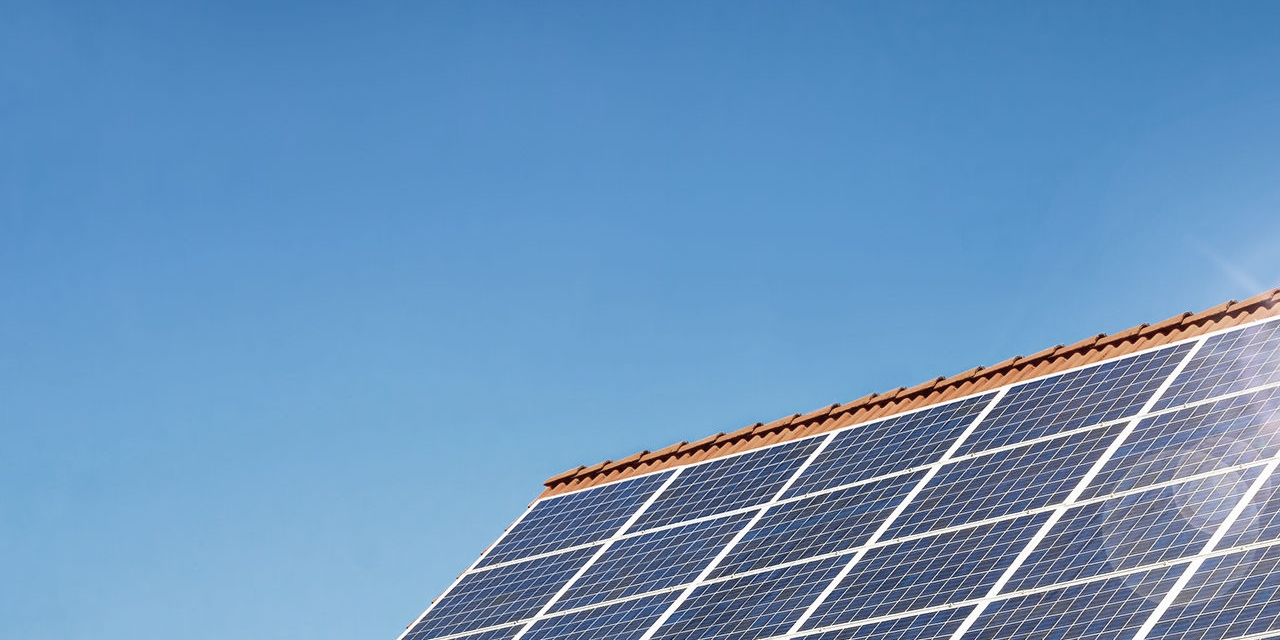 Photovoltaikanlage im Sonnenuntergangslicht