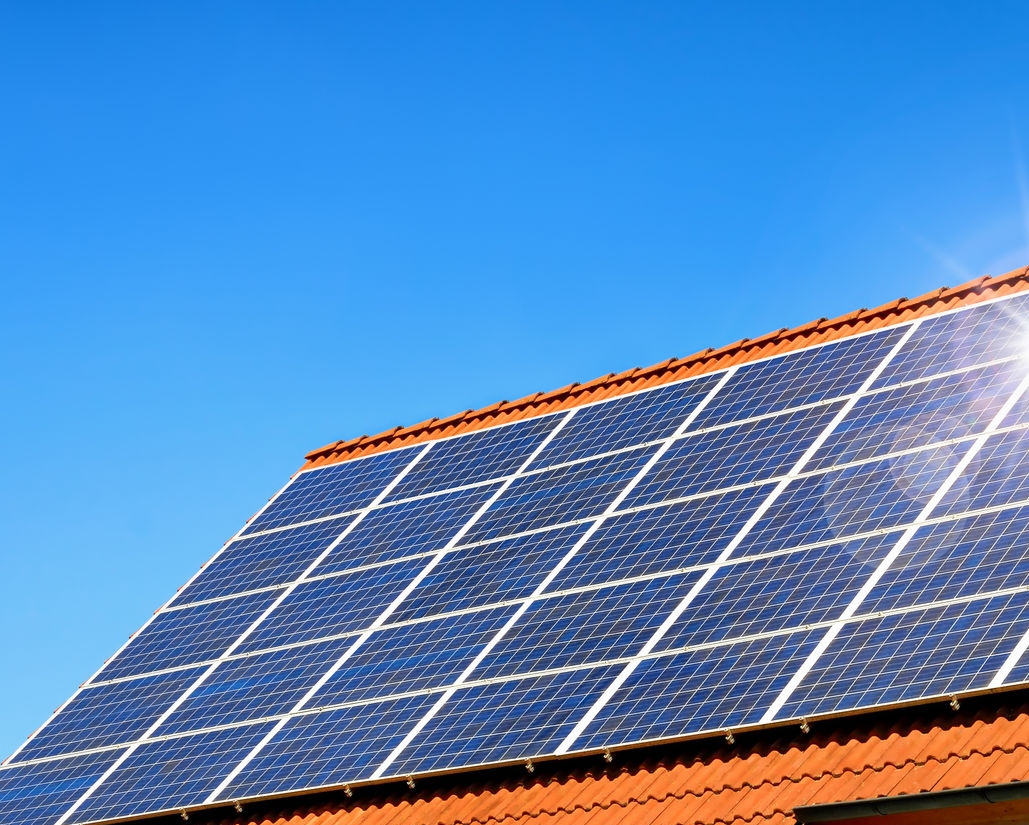 Ein Einfamilienhaus mit PV-Anlage auf dem Dach