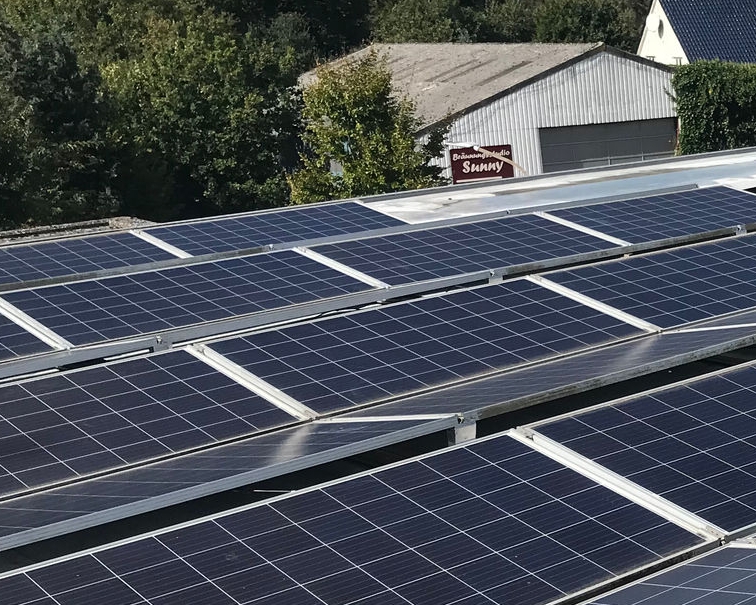 Solaranlage auf dem Dach eines Gewerbebetriebes 
