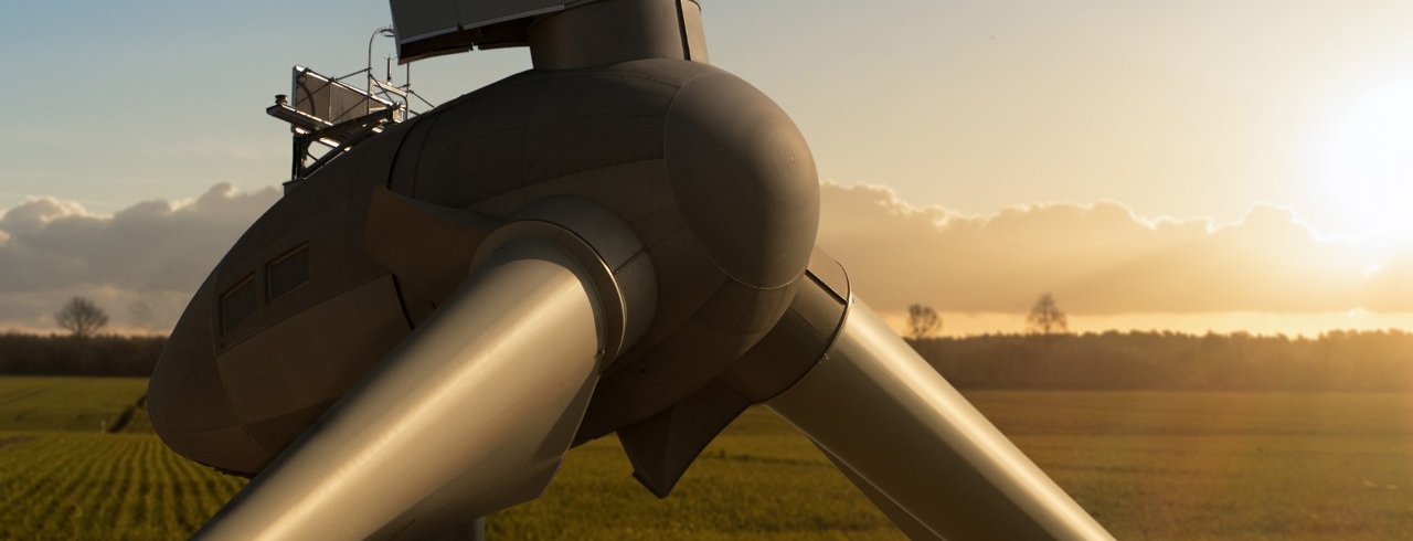Windrad-Rotor in einer Sonnenuntergangslandschaft