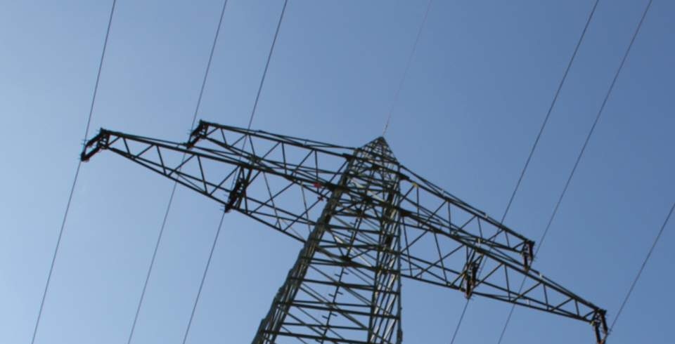 110-kV-Freileitung von unten fotografiert