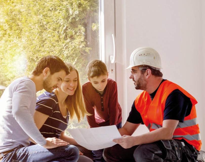 Installateur im Gespräch mit Familie