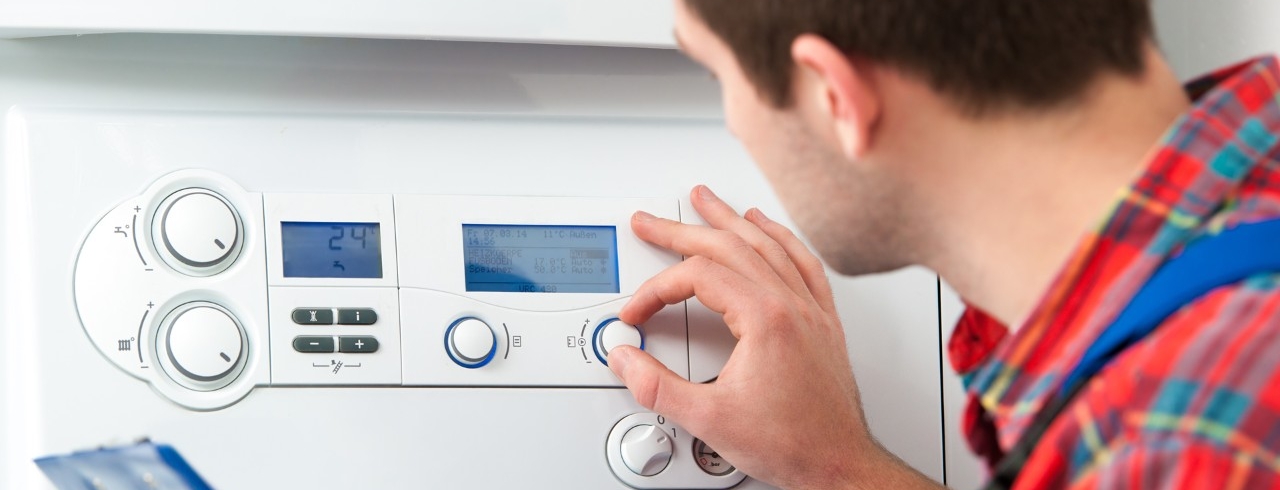 Installateur an Gasgerät