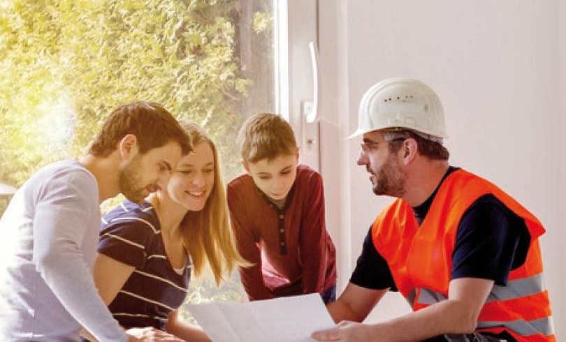 Installateur im Gespräch mit Familie