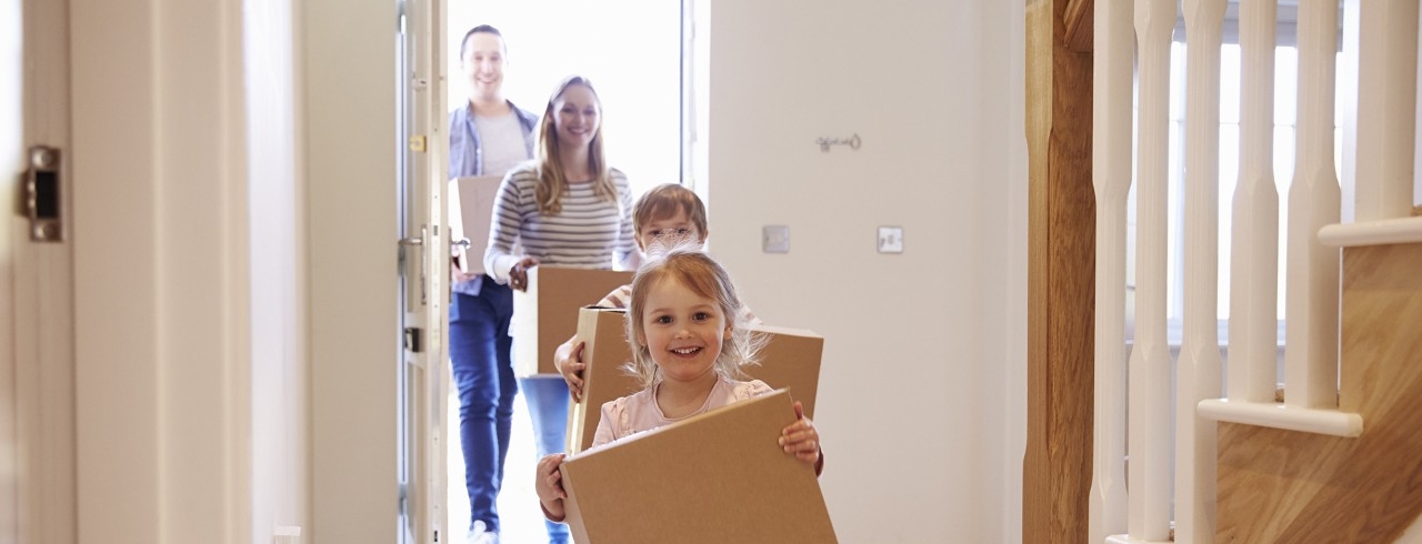 Familie bei Einzug